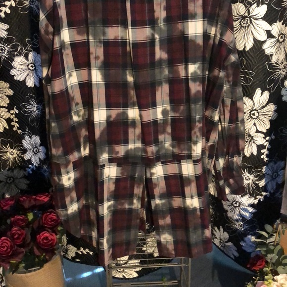 Lightweight fun button down - Picture 2 of 3